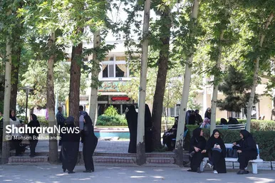 مادران انتظار | عکس‌هایی از مادران کنکوری‌ها پشت درهای بسته