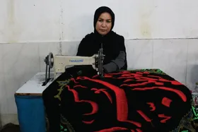 پرچم&zwnj;هایی که با وضو جان می&zwnj;گیرند | روایت زنی که بیست سال است نام ائمه(ع) را می&zwnj;دوزد