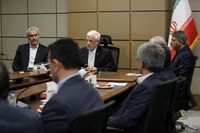 عارف در جلسه ستاد بازسازی: پیروزی ایران مرهون رهبری هوشمندانه و دقیق آیت‌الله مجتبی خامنه‌ای است