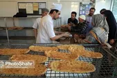 فعالیت شبانه‌روزی ۸ نانوایی و ۵۰ کیوسک عرضه نان قدس رضوی در مسیر‌های تشییع پیکر رهبر شهید در مشهد