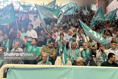 عکس‌هایی از حضور هواداران مسعود پزشکیان در ورزشگاه شهید بهشتی مشهد