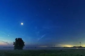 منظره&zwnj;ای نادر: رژه ماه و پنج سیاره منظومه شمسی در آسمان + تصویر