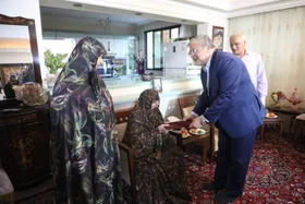 شهردار مشهد در دیدار با خانواده شهید شمقدری: پاسداشت شهدا یک مسئولیت اجتماعی است | فرهنگ ایثار و شهدات نماد هویتی مشهد است + فیلم