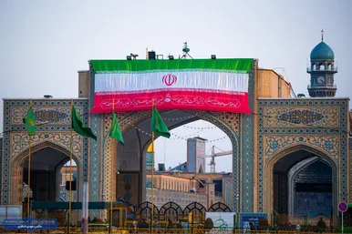 عکس| اهتراز پرچم ایران اسلامی در ورودی‌های حرم مطهر رضوی در آستانه دهه فجر (۱۱ بهمن ۱۴۰۳)
