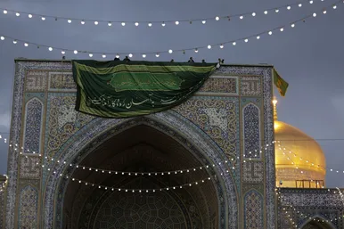 نصب کتیبه های ولادت امیرالمومنین علیه السلام در حرم مطهر رضوی+تصاویر