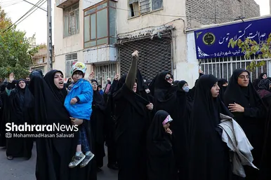 تجمع مردم در محل شهادت دو دانشجوی بسیجی در خیابان حر عاملی