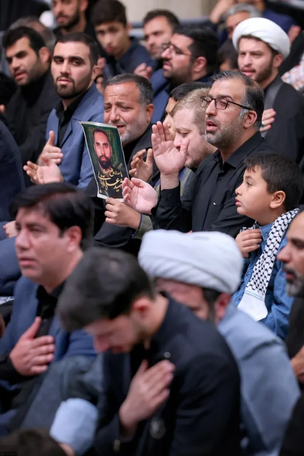 اقامه نماز رهبر معظم انقلاب بر پیکر شهدای حمله تروریستی به سفارت ایران در دمشق + فیلم و تصاویر