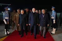 ورود هیئت مذاکره‌کننده ایرانی در میان استقبال افراد ایرانی و پاکستانی + فیلم