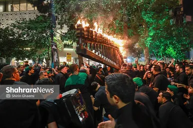 گزارش تصویری | آیین مشعل گردانی نجفی های مقیم مشهد در شب عاشورا