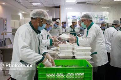 آماده سازی غذای متبرک مهمانسرای حضرت رضا (ع)