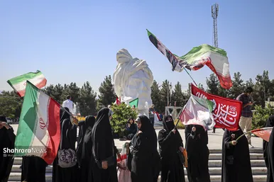 گزارش تصویری | تشکیل بزرگترین زنجیره انسانی جان فدا توسط مردم و دانشجویان مشهدی در دانشگاه فردوسی