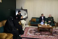 مخبر با خانواده شهید سرلشکر حاجی‌زاده دیدار کرد