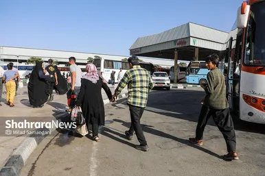 بازگشت زائران پیاده از طریق پایانه مسافربری مشهد در روز پایانی صفر