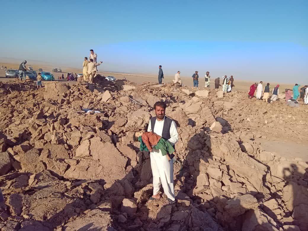 زلزله افغانستان تاکنون جان ۳۲۰ نفر را گرفت + تصاویر