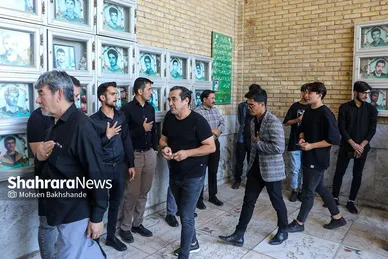 عکس‌هایی از تشییع پیکر پدر خداداد عزیزی در مشهد