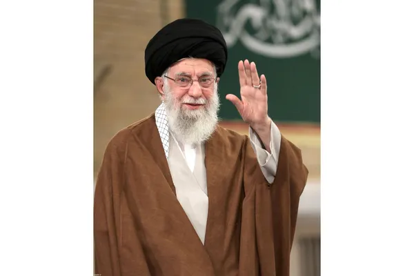رهبر معظم انقلاب در دیدار معلمان: تشکر از معلم برای توجه دادن افکار عمومی به اهمیت معلم است + فیلم و تصاویر
