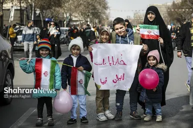 گزارش تصویری |نسل امروز، قلم به دست؛ راهپیمایی ۲۲ بهمن به روایت دست‌های کوچک و آرزوهای بزرگ
