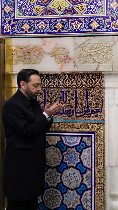 عکس‌هایی از شهید مالک رحمتی در حرم امام‌رضا(ع)
