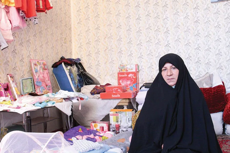 بانوی نیکوکار محله وکیل‌آباد، بانی کار‌های خیر است