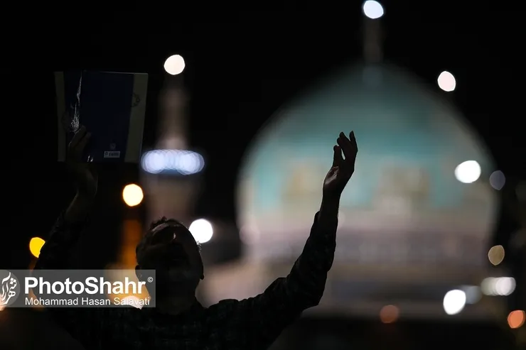 ویدئو | نصب کتیبه «یا صادق آل محمد» بر ایوان طلای صحن انقلاب اسلامی حرم مطهر