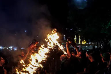 آئین سنتی مشعل گردانی نجفی‌ها در شب تاسوعا