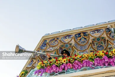 تعویض پرچم گنبد و پوش ضریح امام رضا(ع)