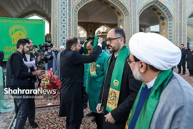 عکس‌هایی از مراسم تعویض پرچم گنبد حرم امام رضا (ع) (۱۷ شهریور ۱۴۰۳)