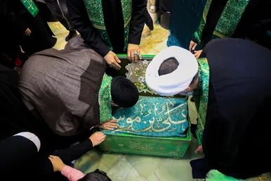 تعویض پرچم گنبد و پوش ضریح امام رضا (ع)
