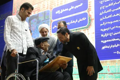 عکس‌هایی از شهید مالک رحمتی در حرم امام‌رضا(ع)