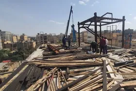 برش اسکلت طبقه ششم یک ساختمان در مشهد با دستور قضایی (۱۰ اردیبهشت ۱۴۰۴)
