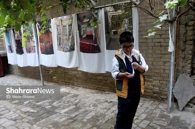 بازخوانی زندگی در قاب‌های یک خانه قدیمی | نگاهی به نمایشگاه عکس «دل و دیوار» در مشهد