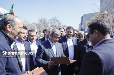 گزارش تصویری | آیین رونمایی و تحویل ۴۲ دستگاه خودروی سنگین خدمات عمومی به شهرداری‌های خراسان رضوی