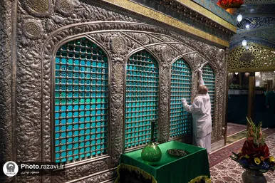 غبارروبی ضریح مطهر رضوی به مناسبت دهه کرامت