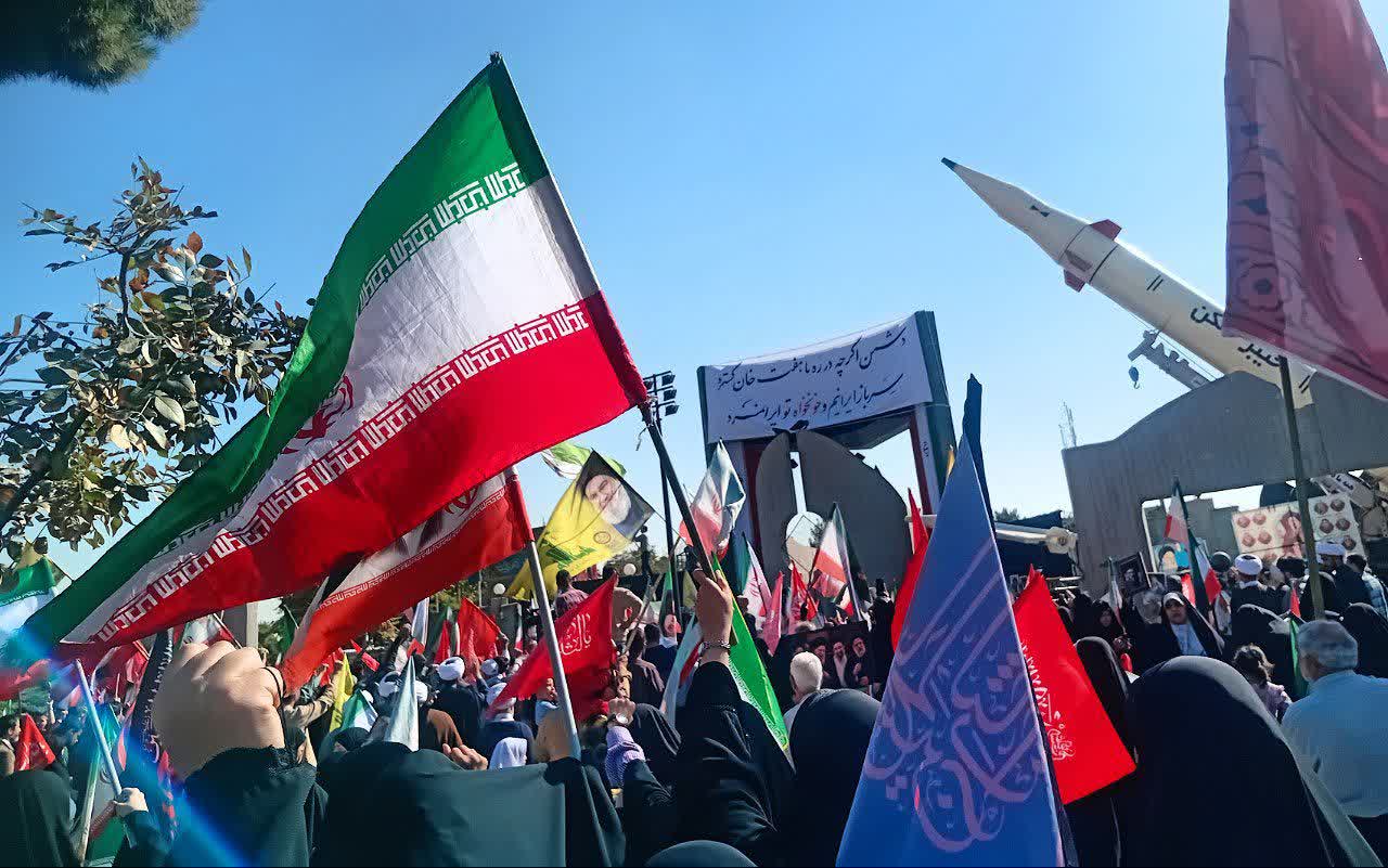 روایتِ زنجیره ۱۲ کیلومتریِ خانوادههای مشهدی | مادران با کودکانشان آمدند روایتِ زنجیره ۱۲ کیلومتریِ خانوادههای مشهدی | مادران با کودکانشان آمدند