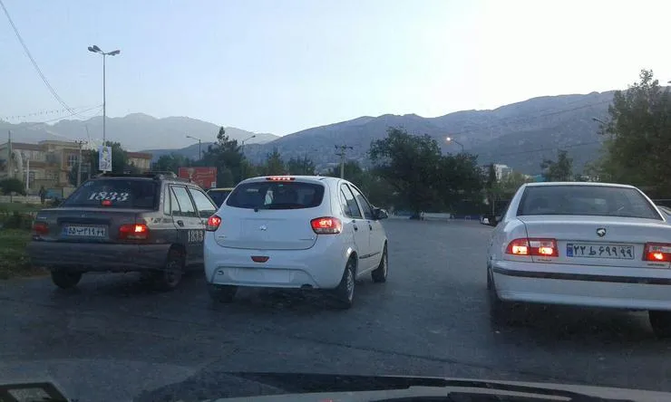چگونه خودروهای بدون پلاک شبانه از کارخانه خارج می‌شوند؟