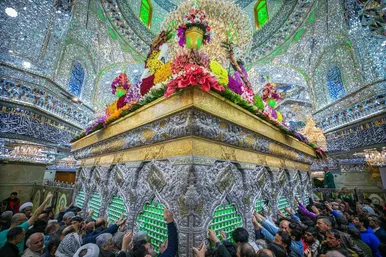 عکس‌هایی از گل‌آرایی ضریح شش گوشه امام حسین(ع)