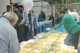 سفره غذای ۴۰ هزار نفری عید غدیر در پارک ملت مشهد گسترده شد (۲۴ خرداد ۱۴۰۴)