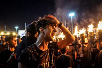 آئین سنتی مشعل گردانی نجفی‌ها در شب تاسوعا