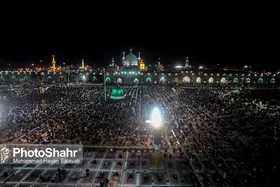 تعویض پرچم گنبد منور رضوی و سیاه&zwnj;پوشی حرم مطهر در آستانه شب&zwnj;های قدر | ویدئو
