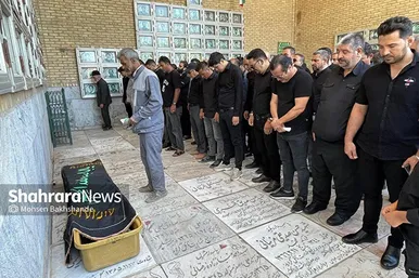 عکس‌هایی از تشییع پیکر پدر خداداد عزیزی در مشهد