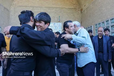 عکس‌هایی از تشییع پیکر پدر خداداد عزیزی در مشهد