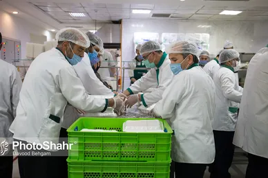 آماده سازی غذای متبرک مهمانسرای حضرت رضا (ع)