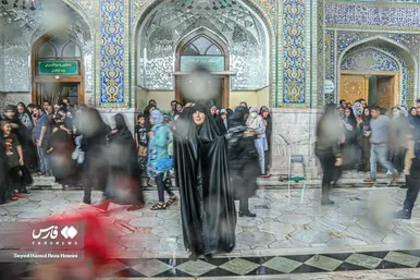 دعا و نیایش زائران زیر باران شدید در حرم امام رضا(ع)