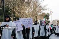 اجتماع خودجوش بانوان کفن پوش در مشهد| «جانم فدای رهبر» متن برخی از پلاکارد‌ها بود