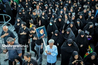 تشرف زائران و مجاوران رضوی به حرم امام رئوف در روز زیارتی آن حضرت
