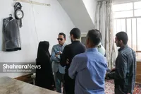 زنی جوان که متهم به قتل پیرمردی ۷۲ ساله است، در بازسازی صحنه جرم: پدرم من را معتاد کرد