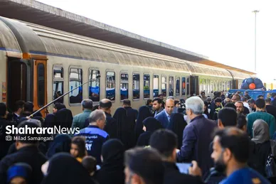 گزارش تصویری | بدرقه خانواده شهدای مدرسه «شجره طیبه» میناب در ایستگاه راه‌آهن مشهد