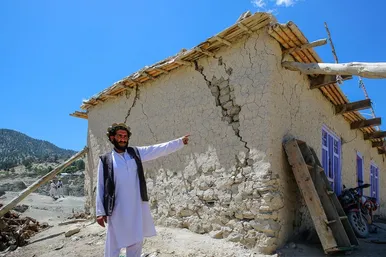 هلال احمر ایران در کنار زلزله زدگان افغانستانی