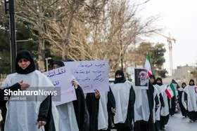 اجتماع خودجوش بانوان کفن پوش در مشهد| &laquo;جانم فدای رهبر&raquo; متن برخی از پلاکارد&zwnj;ها بود
