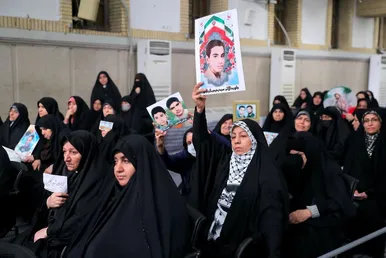 عکس‌هایی از دیدار دست‌اندرکاران دومین کنگره ۲۴ هزار شهید استان خوزستان با رهبر انقلاب